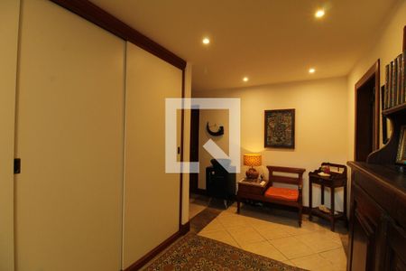 Casa à venda com 769m², 5 quartos e 4 vagas Casa à venda com 769m², 5 quartos e 4 vagasHall da Escada