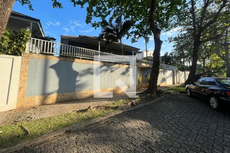 Casa à venda com 769m², 5 quartos e 4 vagas Casa à venda com 769m², 5 quartos e 4 vagasFachada