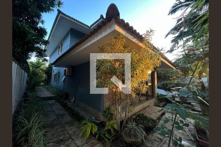 Casa à venda com 769m², 5 quartos e 4 vagas Casa à venda com 769m², 5 quartos e 4 vagasFachada