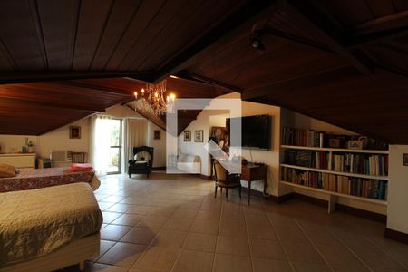 Casa à venda com 769m², 5 quartos e 4 vagas Casa à venda com 769m², 5 quartos e 4 vagasSotão