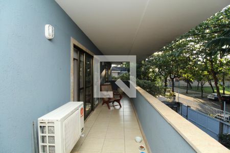 Casa à venda com 769m², 5 quartos e 4 vagas Casa à venda com 769m², 5 quartos e 4 vagasVaranda - Suíte 2 e 3