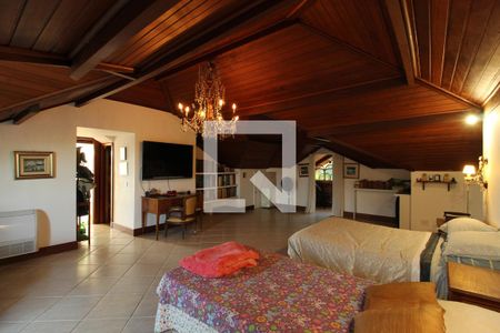 Casa à venda com 769m², 5 quartos e 4 vagas Casa à venda com 769m², 5 quartos e 4 vagasSotão