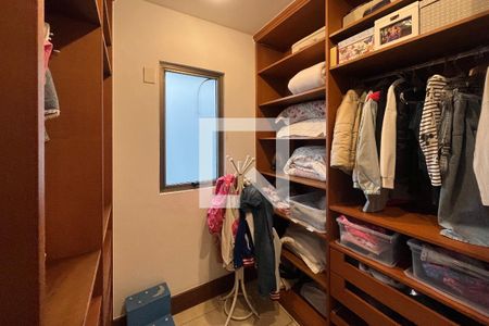 Casa à venda com 769m², 5 quartos e 4 vagas Casa à venda com 769m², 5 quartos e 4 vagasCloset - Suíte 4