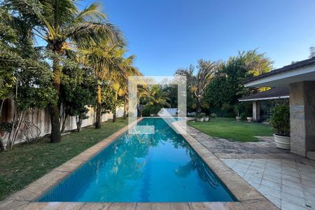 Casa à venda com 769m², 5 quartos e 4 vagas Casa à venda com 769m², 5 quartos e 4 vagasPiscina