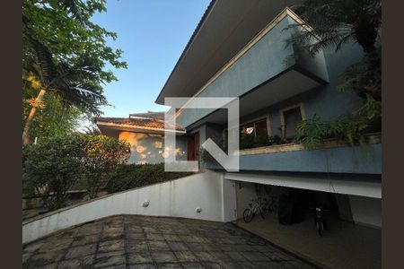 Casa à venda com 769m², 5 quartos e 4 vagas Casa à venda com 769m², 5 quartos e 4 vagasFachada