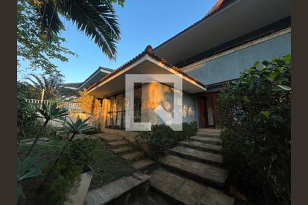 Casa à venda com 769m², 5 quartos e 4 vagas Casa à venda com 769m², 5 quartos e 4 vagasFachada
