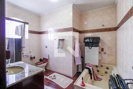 Casa à venda com 432m², 4 quartos e 8 vagas Casa à venda com 432m², 4 quartos e 8 vagasBanheiro da Suíte 1