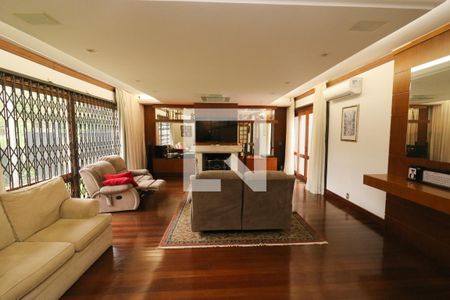 Sala de Estar de casa à venda com 4 quartos, 221m² em Vila Assunção, Porto Alegre