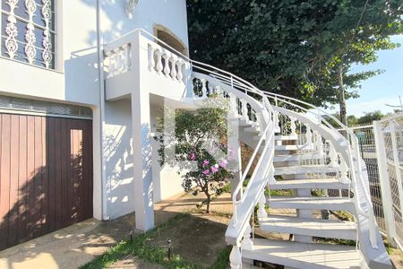 Casa à venda com 259m², 3 quartos e 3 vagas Casa à venda com 259m², 3 quartos e 3 vagasEntrada