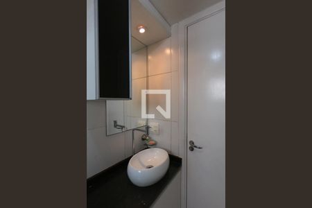 Banheiro de apartamento para alugar com 2 quartos, 48m² em Parque Munhoz, São Paulo