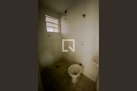 Banheiro de kitnet/studio para alugar com 1 quarto, 46m² em Vila Invernada, São Paulo