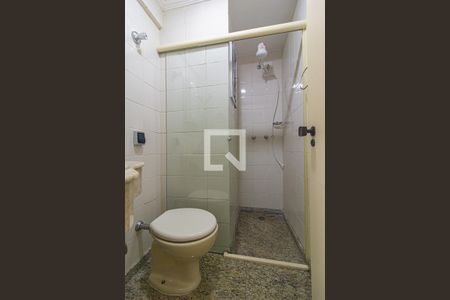 Banheiro de kitnet/studio para alugar com 1 quarto, 25m² em Centro Cívico, Curitiba