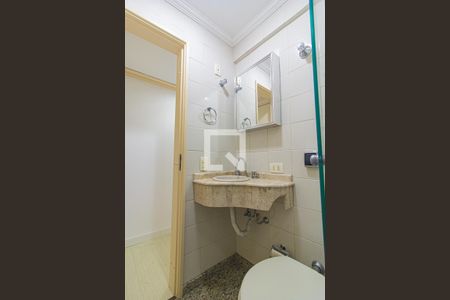 Banheiro de kitnet/studio para alugar com 1 quarto, 25m² em Centro Cívico, Curitiba