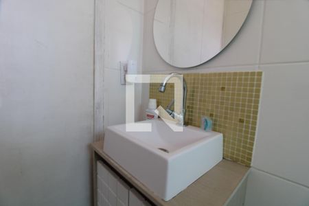 Pia do banheiro de casa para alugar com 2 quartos, 60m² em Praia da Lagoa, São Paulo