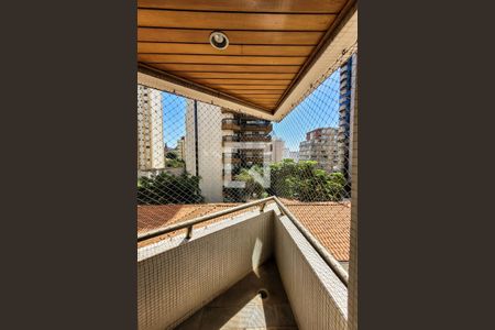 varanda Sala de TV de apartamento à venda com 3 quartos, 192m² em Aclimação, São Paulo