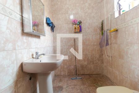 Casa de condomínio à venda com 285m², 4 quartos e 5 vagas Casa de condomínio à venda com 285m², 4 quartos e 5 vagasBanheiro da Suíte 02