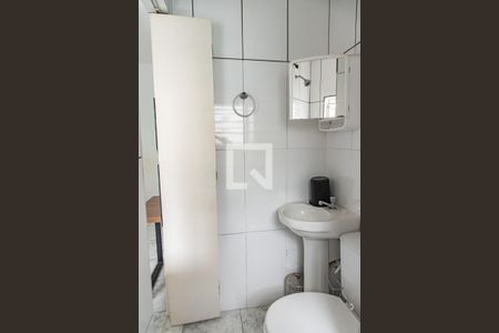 Banheiro de kitnet/studio para alugar com 1 quarto, 16m² em Liberdade, São Paulo