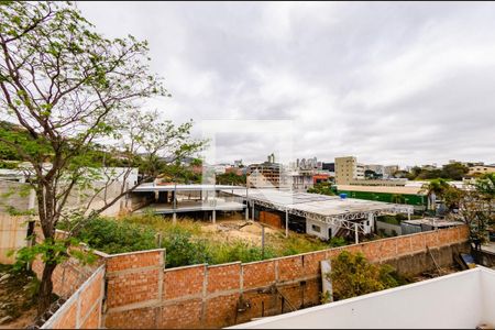 Vista de casa para alugar com 3 quartos, 229m² em Estoril, Belo Horizonte