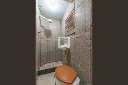 Banheiro de kitnet/studio para alugar com 1 quarto, 28m² em Ramos, Rio de Janeiro