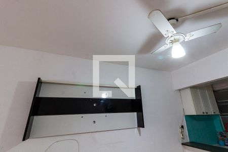 Detalhe da sala/quarto de kitnet/studio para alugar com 1 quarto, 30m² em Aviação, Praia Grande