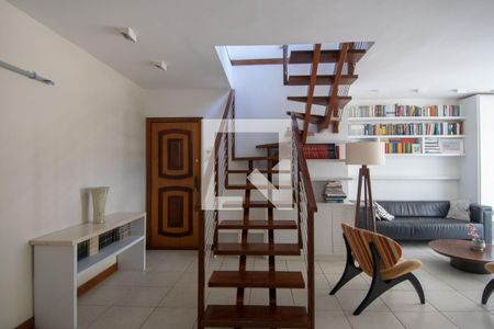 Escada de apartamento para alugar com 3 quartos, 164m² em Copacabana, Rio de Janeiro