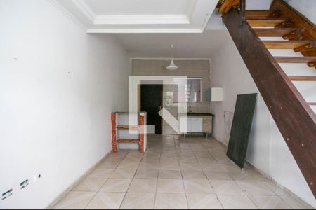 Sala de casa de condomínio para alugar com 2 quartos, 70m² em Vila São Vicente, São Paulo