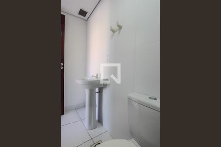 Banheiro de apartamento à venda com 1 quarto, 42m² em Jardim Floresta, Porto Alegre