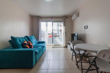 Sala de apartamento para alugar com 2 quartos, 75m² em Kobrasol, São José