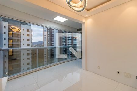 Sala de apartamento para alugar com 2 quartos, 72m² em Empresarial 18 do Forte, Barueri
