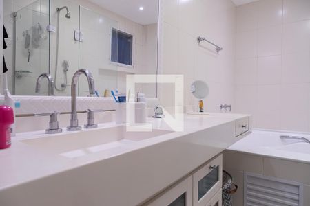 Casa de condomínio à venda com 330m², 4 quartos e 2 vagas Casa de condomínio à venda com 330m², 4 quartos e 2 vagasBanheiro da suíte 3