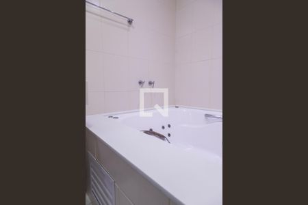 Casa de condomínio à venda com 330m², 4 quartos e 2 vagas Casa de condomínio à venda com 330m², 4 quartos e 2 vagasBanheiro da suíte 3