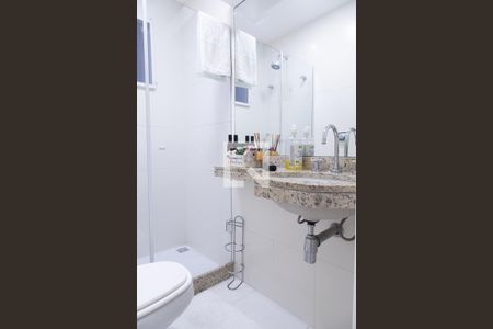 Casa de condomínio à venda com 330m², 4 quartos e 2 vagas Casa de condomínio à venda com 330m², 4 quartos e 2 vagasBanheiro da suíte 2