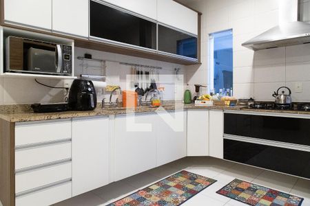 Casa de condomínio à venda com 330m², 4 quartos e 2 vagas Casa de condomínio à venda com 330m², 4 quartos e 2 vagasCozinha