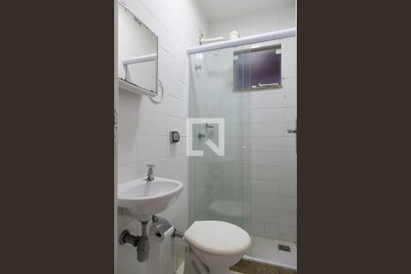 Casa de condomínio à venda com 330m², 4 quartos e 2 vagas Casa de condomínio à venda com 330m², 4 quartos e 2 vagasBanheiro de serviço