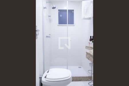 Casa de condomínio à venda com 330m², 4 quartos e 2 vagas Casa de condomínio à venda com 330m², 4 quartos e 2 vagasBanheiro da suíte 2