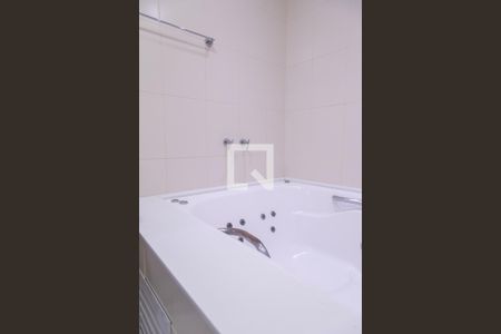 Casa de condomínio à venda com 330m², 4 quartos e 2 vagas Casa de condomínio à venda com 330m², 4 quartos e 2 vagasBanheiro da suíte 3