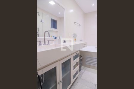 Casa de condomínio à venda com 330m², 4 quartos e 2 vagas Casa de condomínio à venda com 330m², 4 quartos e 2 vagasBanheiro da suíte 3