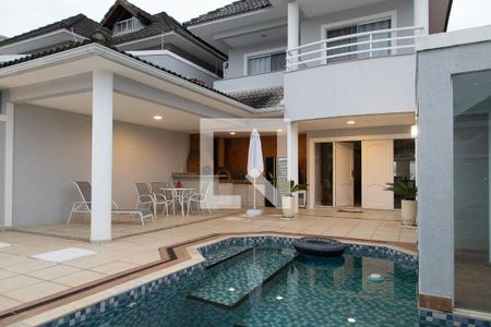 Casa de condomínio à venda com 330m², 4 quartos e 2 vagas Casa de condomínio à venda com 330m², 4 quartos e 2 vagasPiscina