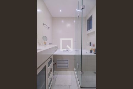 Casa de condomínio à venda com 330m², 4 quartos e 2 vagas Casa de condomínio à venda com 330m², 4 quartos e 2 vagasBanheiro da suíte 3