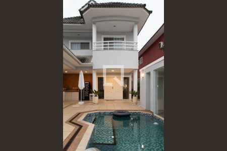 Casa de condomínio à venda com 330m², 4 quartos e 2 vagas Casa de condomínio à venda com 330m², 4 quartos e 2 vagasFachada interna