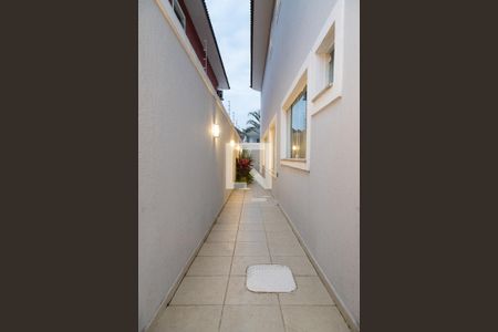 Casa de condomínio à venda com 330m², 4 quartos e 2 vagas Casa de condomínio à venda com 330m², 4 quartos e 2 vagasCorredor lateral