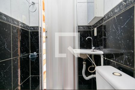 Banheiro de casa para alugar com 1 quarto, 35m² em Vila América, São Paulo