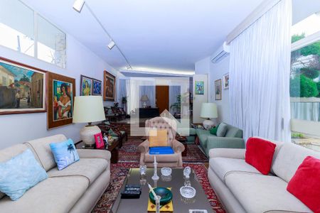 Casa de condomínio à venda com 370m², 4 quartos e 4 vagasSala