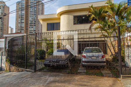 Casa para alugar com 384m², 3 quartos e 6 vagas Casa para alugar com 384m², 3 quartos e 6 vagasFachada