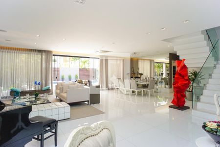 Sala de casa de condomínio à venda com 5 quartos, 760m² em Barra da Tijuca, Rio de Janeiro