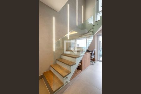 Sala - Escada de apartamento para alugar com 1 quarto, 60m² em Pinheiros, São Paulo