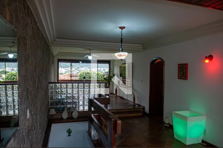 sala de casa de condomínio à venda com 3 quartos, 300m² em Taquara, Rio de Janeiro