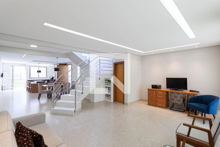 Sala  de casa à venda com 4 quartos, 240m² em Heliópolis, Belo Horizonte