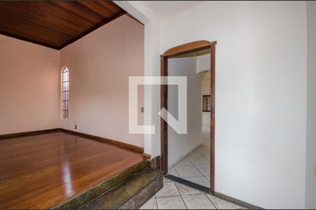 Entrada de casa para alugar com 4 quartos, 222m² em Dom Cabral, Belo Horizonte