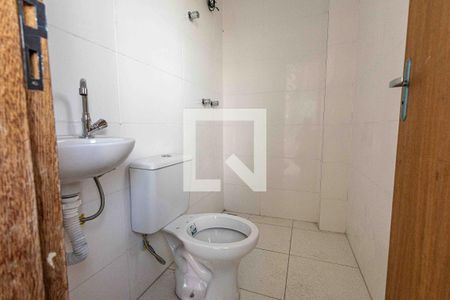 Banheiro de kitnet/studio para alugar com 1 quarto, 23m² em Dona Clara, Belo Horizonte